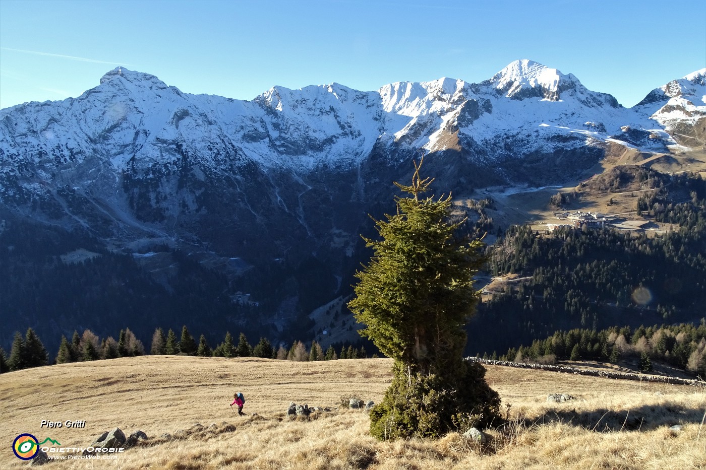 24 Per tracce e a vista saliamo i ripidi pascoli verso l'Arete .JPG